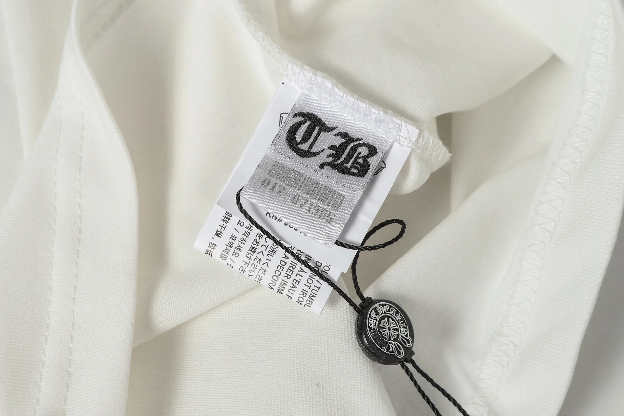 P140 Cross-border model, please do not place an order if you are pursuing quality -Chrome Hearts/Chrome Hearts 24ss classic horseshoe print popular short-sleeved T-shirt -High weight, high density and high quality. The wool is soft, delicate and skin-friendly. It feels soft and silky. It has excellent warmth and skin-friendly properties. -Customized weaving and dyeing, no color difference. No matter the fabric or workmanship details, it beats the ordinary version on the market. -Colour: black white -Size: S M L XL